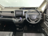 【前方視界】開放的な前方視界!運転がしやすく疲れにくいです♪窓が大きく、見通しがとっても良いおクルマですよ♪