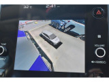 それぞれのカメラをつなぎ合わせ上から見たような画像が映し出される全周囲カメラ装備です。