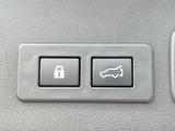 【パワーバックドア】スマートキーや運転席のボタンを押すだけでリアゲートが自動で開閉します!荷物を持っている時や、高い位置にあるバックドアを閉める際に便利な機能です♪