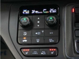 フルオートエアコン搭載。好みの温度に設定するだけで、風向や風量を自動でコントロール!いつでも快適な車内環境に。さらに、体を直接温めるシートヒーター付きで寒い季節も暖かく過ごせます。