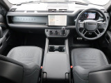 DEFENDER OCTAを認定中古車でご紹介!!635PSのV8ツインターボを搭載したシリーズ最強モデル。卓越したオフロード性能と上質な乗り心地を兼ね備えたフラッグシップSUVです。