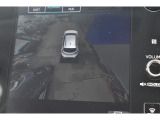 それぞれのカメラをつなぎ合わせ上から見たような画像が映し出される全周囲カメラ装備です。
