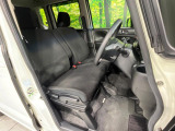 運転席まわりには十分なスペースがあり、大柄な方でもゆったり運転していただける環境です。
