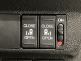【両側パワースライドドア】両側がパワースライドドアになっており、運転席のスイッチやスマートキーでも開閉が可能です!開口部も広いので乗り降りも楽々♪