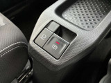 【電動パーキングブレーキ】パーキングブレーキは便利な電動式!ボタン一つで操作でき、アクセルを踏めば自動で解除されます!レバーやペダルが無いので運転席廻りもすっきりしますね!