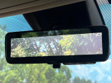 【デジタルインナーミラー】後席の大きな荷物や同乗者で後方が確認しづらい時でも安心!カメラが撮影した車両後方の映像をルームミラー内に表示。クリアな視界で状況の確認が可能です!
