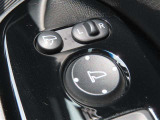 日本の駐車場は幅が広くないところが多くて、乗り降りが大変だったりしますよね。電動ミラーがあれば、室内でミラーをたためるので、駐車するときも便利ですね。