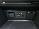 USB端子2個&AUXミニジャック1個 ミュージックプレーヤー接続でお気に入りの音楽を楽しむことが出来ます♪Apple CarPlay 、Android Auto 対応です