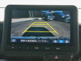 バック駐車が苦手な方や、初めてのお車で不安な方も安心。後方の映像をナビ画面に表示するため、周囲を確認しながらスムーズに駐車できます。