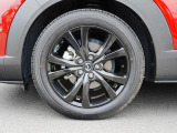 18インチ純正アルミホイールを装備。タイヤサイズは215/55R18となります。