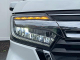 【LEDヘッドライト】悪天候や夜間走行時も良好な視界を確保し安心して運転できる高輝度LEDヘッドライトを装備!点灯速度が早く、消費電力も抑えられています。