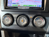 【オートエアコン】一度お好みの温度に設定すれば、車内の温度を検知し風量や温度を自動で調整。暑い&hellip;寒い&hellip;と何度もスイッチ操作をする必要はありません。快適な車内空間には必須の機能ですね♪