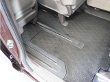 ◆スーパースライドシート◆助手席を後ろへスライドすれば運転席後に座るお子様のお世話を楽に。前にスライドすれば後席にお子様を座らせた後にそのまま運転席に。大きく動く助手席で空間を自在に変化!