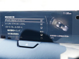 こちらのお車には先進安全装備が多数搭載されています。衝突被害を回避あるいは軽減するためのブレーキや、後方死角からの接近警報、車線逸脱を防止する警報装置など、詳しくはスタッフまでお尋ねください。