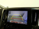 車庫入れや駐車で威力を発揮するのがバックモニター!ナビディスプレイに後ろの様子が映し出されるから安心です。