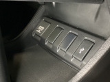 アクセサリーソケットはUSBのアダプターなどをつければ、スマホの充電にも使えます。横にはナビゲーション用の外部入力可能なUSB端子がついており、周辺には物が置けるトレーがついています。