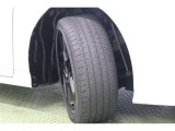 タイヤサイズはハイスペックな 215/45R17。京都トヨタにてこの車をご成約のお客様に限り、タイヤ4本を当社指定【新品】タイヤに交換します。