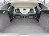 大型のスーツケースや、一般的なベビーカーが積み込める実用的な広さを備えたラゲッジルームです。後部座席を倒せばたくさんの荷物を積めるフラットなラゲッジスペースになります。