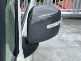 狭い駐車場でも安心。スイッチ操作だけでドアミラーの格納展開が可能。電動格納式リモコンドアミラー!