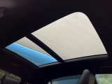 【大型サンルーフ】車内の解放感が一気に上がる大型のパノラマルーフ!季節を問わず開放的で快適なドライブをお楽しみいただけます。流通量も少なく希少価値の高い人気の装備です♪