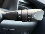 【オートライト(AUTO)】外の明るさをシステムが感知して、自動でヘッドライトが点灯します。ヘッドライトをつけ忘れを防ぐ便利機能です。