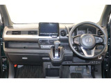 操作性に優れた運転席となります!小物入れや各ボタンの配置にこだわり、使いやすいです!座り心地もよく視認性も良好なのでロングドライブもお任せ下さい!