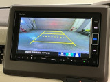 リバースギアに入れるだけで後方の表示へ切り替わります。夜間や雨の日の駐車も楽になりますよ。