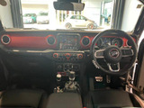 スタイリッシュにまとめられた運転席廻り