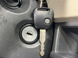 【キーレス】少し離れた場所からでもボタン一つでドアの開錠・施錠ができるのでとっても便利!ドアの鍵穴周りに傷をつけることもありません♪