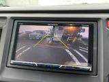 【バックカメラ】運転が苦手な方も車庫入れラクラク。ギアをリバースに入れれば自動的に切り換わりますので、面倒な操作は不要です。狭い駐車場も大切なお車を傷つけず安心です。