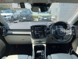 日本カーオブザイヤー受賞のXC40が入庫しました!高音質サウンドを標準装備に360&deg;ビューカメラなどの快適機能もなんと標準装備です!ブロンドレザーで無そうも豪華な仕様!スタッフお勧めの一台です!