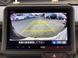 後退時に車両の後ろ側をモニター画面に表示します。車庫入れが苦手な人もこれで安心♪