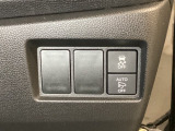 VSA装備車です。VSAはドライバーの操作と車の動きを見守っています。もし車の挙動が乱れたとき、4輪別々にブレーキをかけたり、エンジンパワーをしぼることによって車を安定させます。