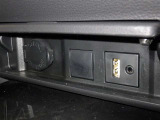 充電用USB端子付き。スマートフォンなどの充電に便利です。
