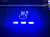 【シートヒーター&ベンチレーション】夏場は涼しい風でお尻や背中の熱やムレを防ぎ、冬はエアコンよりも早く温まってポカポカに!季節を問わず快適に過ごせます。