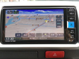 車載ナビゲーションの地図表示画面を正面から捉えたカットです。現在の液晶パネルの表示状態や発光コンディション、周囲のパネル表面の状態を画像より詳細にご確認ください。