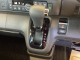 シフトはインパネシフト、パーキングブレーキは電子制御なので運転席と助手席の間はすっきりしています。