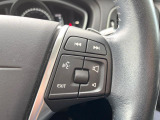 【ステアリングスイッチ】運転中、前方から目線をそらさずにオーディオ等の操作ができるよう、適切に配置されたスイッチ類。安心&快適なドライブを演出してくれる便利な機能です。