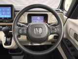 ハンドルにHondaセンシング系のクルーズコントロールやレーンキープアシストなどのスイッチと、オーディオの操作スイッチが装備されています。ハンドルから手を離さず安全に操作できます。
