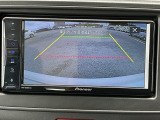 ガイド付きバックカメラです。商業施設や立体駐車場、夜間の後方確認に役立ちます。