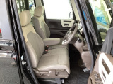 フロント広々、ベンチシートの運転席は、ハイトアジャスターが付いているので、快適にドライブができます。ハンドルはチルトステアリングで、ハンドル位置を上下に調節できます。