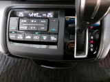 オートエアコンは左右席で独立温度コントロールが可能です。運転席はキンキンに冷やして助手席はマイルドにと言った設定が可能です。暑さ寒さでケンカすることもなくなりますね。