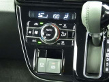 オートエアコンを装備しておりますので、四季を通じて車内を快適な温度に保つことが出来ます!高級感が有りますね!