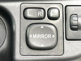 【電動格納ミラー】サイドミラーは電動格納式となっており、狭い駐車場でもキズがつくリスクを抑えられます。