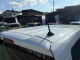 目立つキズ凹み等はありませんが、中古車という商品の特性ルーフには子キズや塗装しみがあります