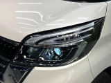 【LEDヘッドライト】悪天候や夜間走行時も良好な視界を確保し安心して運転できる高輝度LEDヘッドライトを装備!点灯速度が早く、消費電力も抑えられています。