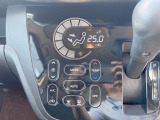 【オートエアコン】一度お好みの温度に設定すれば、車内の温度を検知し風量や温度を自動で調整。暑い&hellip;寒い&hellip;と何度もスイッチ操作をする必要はありません。快適な車内空間には必須の機能ですね♪