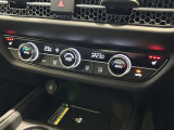 フルオートエアコンディショナーとなっております。運転席と助手席でそれぞれで温度設定ができますので、快適にドライブをすることができます。