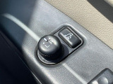 【電動格納ミラー】サイドミラーは電動格納式となっており、狭い駐車場でもキズがつくリスクを抑えられます。