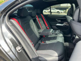 メルセデス・ベンツの定める厳しい基準をクリアしたお車のみをご案内させて頂きます。納車前整備はメーカー規定に基づき当店3Fの指定工場で入念に行なわれます。熟練のメカニックがお客様のお車を整備致します。